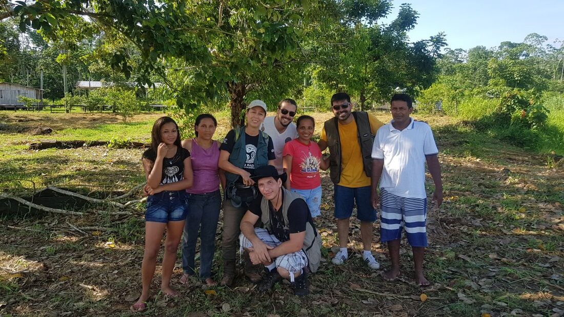 Equipe da série Amazônia Legal com comunidade tradicional