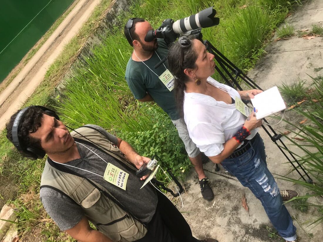 Equipe de filmagem da série Amazônia Legal em campo