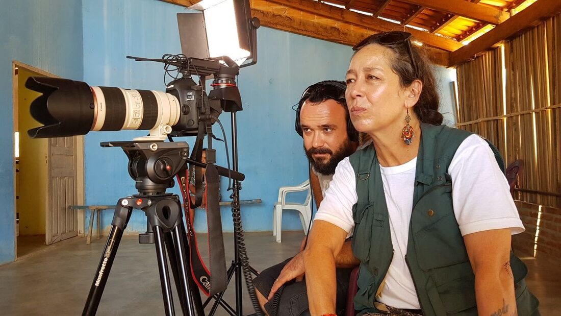 Fátima Santágata acompanhando a filmagem com a equipe da série documental Amazônia Legal