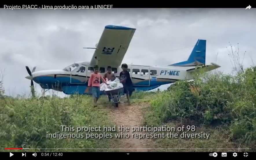 Avião levando suprimentos à floresta