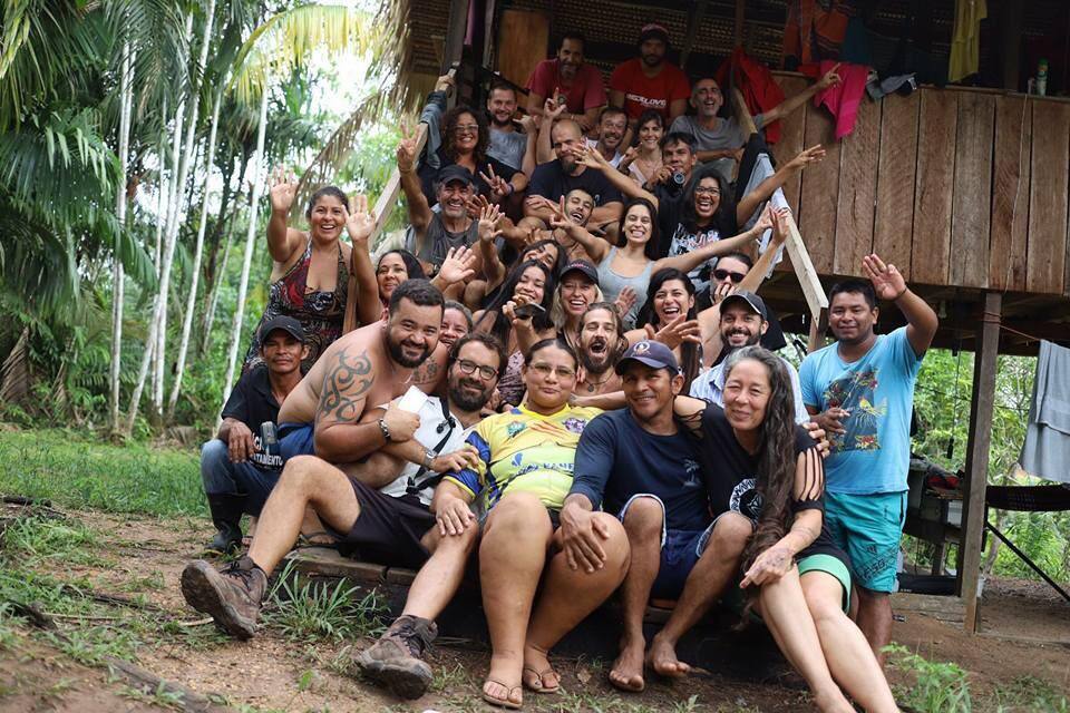 Equipe de produção reunida com a comunidade