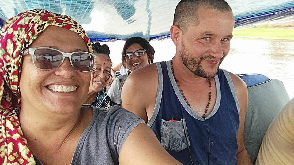 Expedição de barco pelos rios da Amazônia, no set do Tarumã-Açu