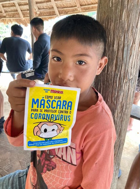 Criança com material educativo