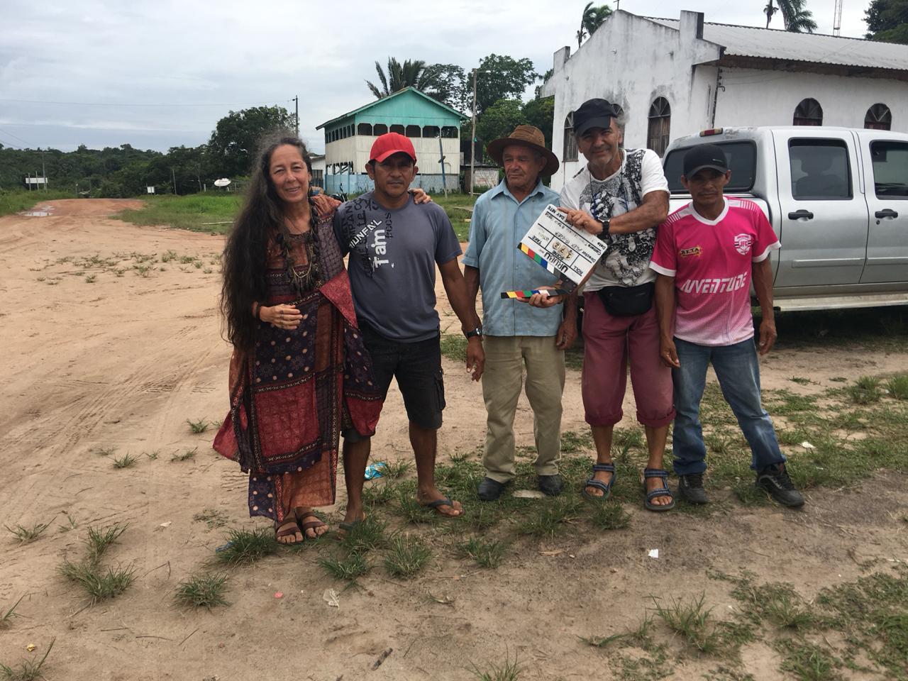 Claquete no último dia de filmagem de URUBÚ, com a equipe do elenco