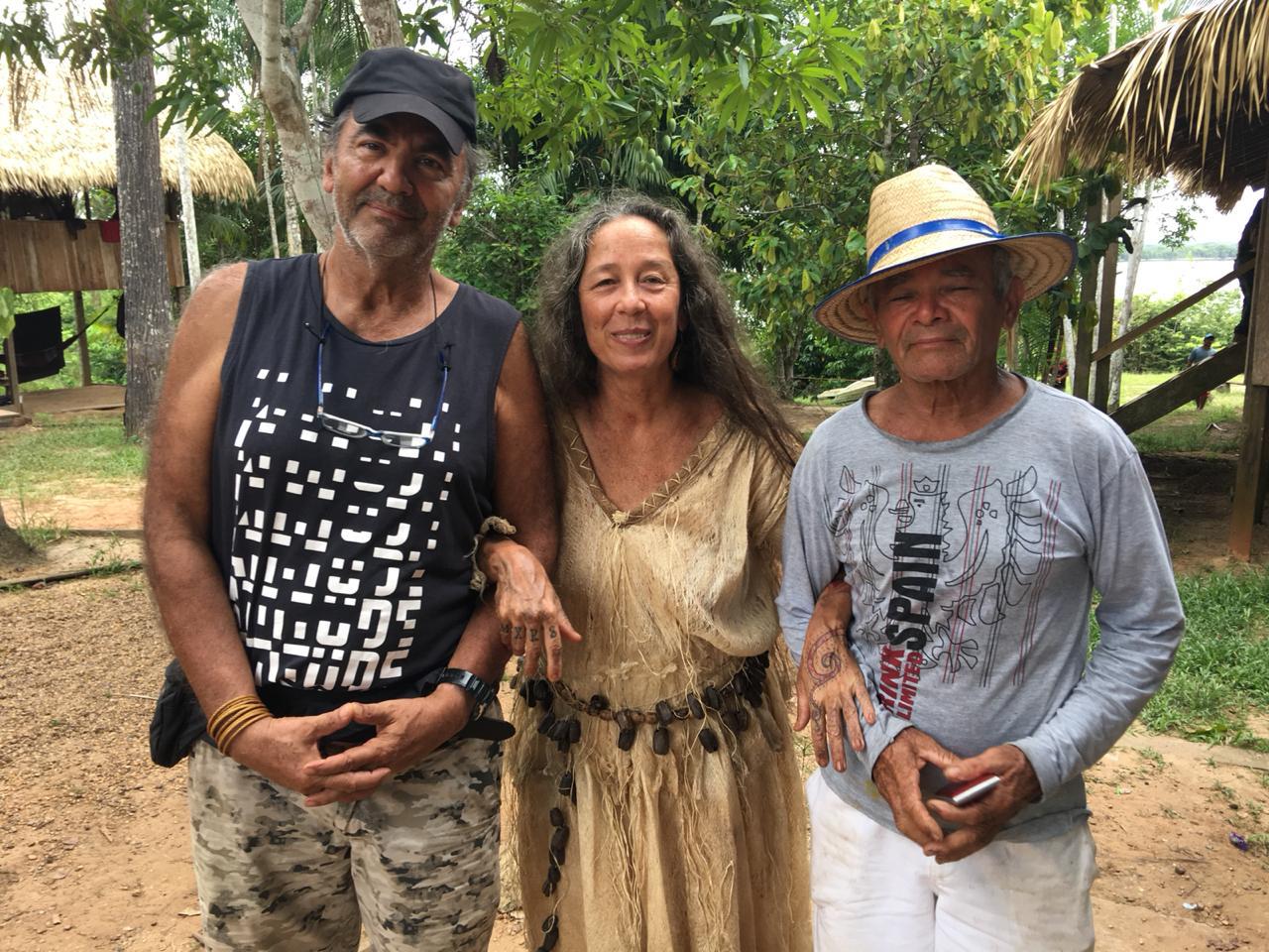 Fátima Santágata caracterizada como a Dama da Floresta, com a equipe de URUBÚ