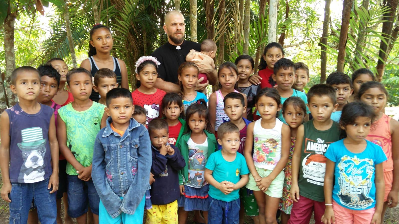 Elenco infantil e comunidade local em cena, no set de URUBÚ