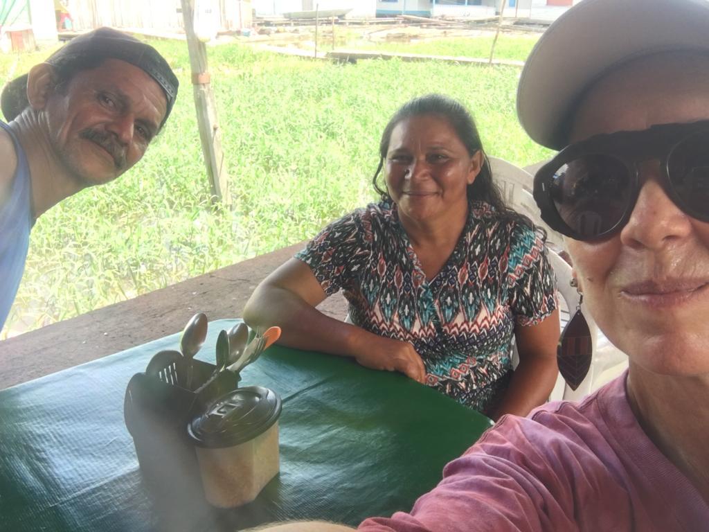 Equipe e elenco de URUBÚ entre uma cena e outra